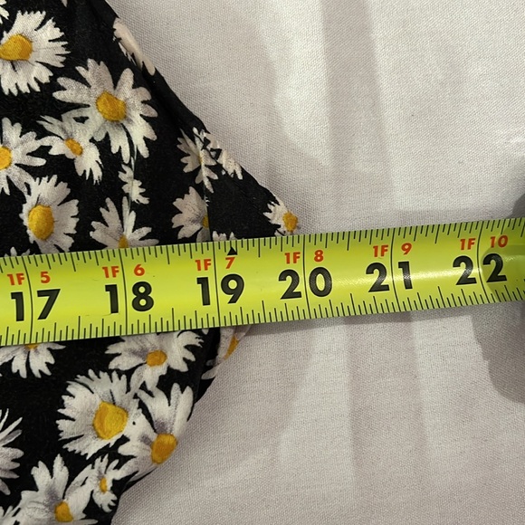 EUC Black with White Daisy / Daisies Flowers / Floral - Picture 3 of 3